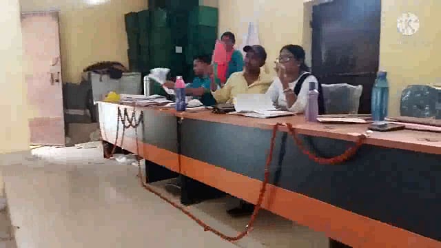 आंगनबाड़ी केंद्रों पर संचालित योजनाओं की समीक्षा हेतु बाल विकास परियोजना पदाधिकारी की अध्यक्षता में सेविकाओं की हुई बैठक