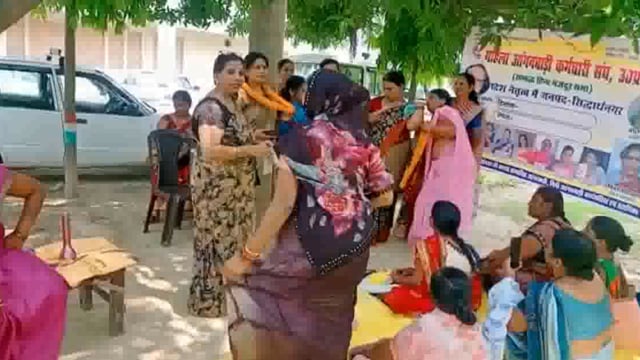 सिद्धार्थनगर जिले के कल्कट्रेट परिसर में आगनबाड़ी कार्यकत्रियों ने अपनी मांगों को लेकर दिया धरना 