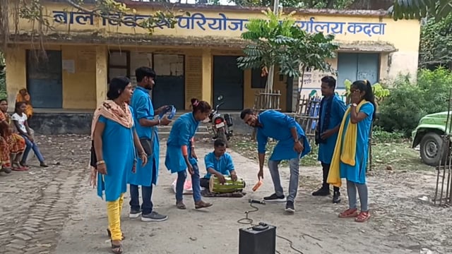 कदवा प्रखंड मुख्यालय प्रांगण में नुक्कड़ नाटक कर कृषि उपकरणों की जानकारी दी गई।