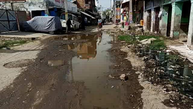 रामसनेही घाट के ग्राम पंचायत अलियाबाद में गंदगी का अंबार, नालियों की सफाई न होने से सड़क पर बह रहा नाली का पानी