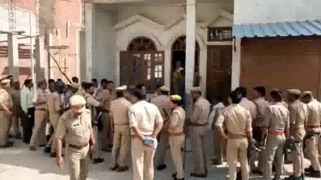 गोवध गैंग के सरगना की 38 लाख रुपये की चल अचल संपत्ति पर हुई कुर्की की कार्यवाही, तहसीलदार व कई थानों की फोर्स रही मौजूद