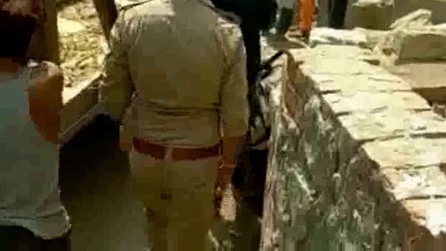 सुबेहा कस्बे में वन विभाग की ट्रैक्टर ट्राली की चपेट में आकर दुर्घटनाग्रस्त हुई सड़क के किनारे खड़ी युवक की बाइक