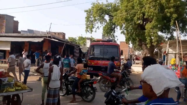 तिलोकपुर में घर में खाना बनाते समय गैस सिलेंडर से लगी आग फायर कर्मी पहुंचने से पहले पुलिस व स्थानीय लोगों ने पाया काबू  