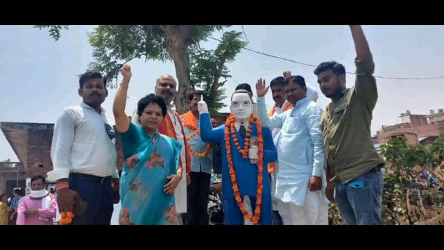 सतरिख नाका पर BJP सरकार के 8 वर्ष पूरे होने पर सांसद ने गिनाई सरकार की उपलब्धियां झाड़ू लगाकर स्वच्छता का संदेश 