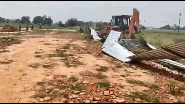 असैनिक गांव में अवैध प्लाटिंग पर चला बाबा का बुलडोजर एसडीएम के निर्देश पर बिना लेआउट पास प्लॉटिंग को कराया गया ध्वस्त 