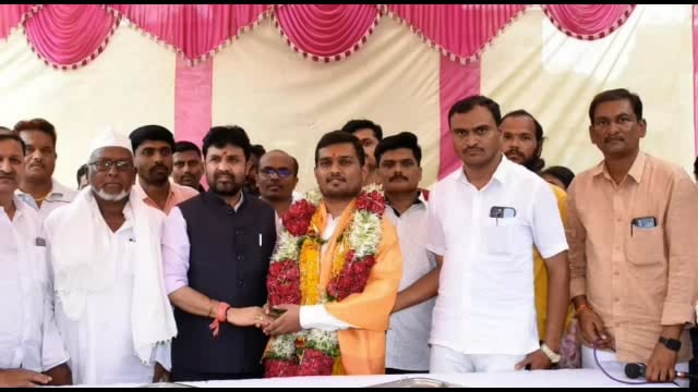 हंडरगुळी येथे रामेश्वर सब्बनवाड यांचा राज्यमंत्री संजय बनसोडे यांनी केला सत्कार