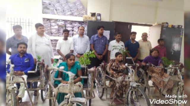 दिव्यांगों के बीच ट्राई साइकिल एवं व्हीलचेयर का किया गया वितरण