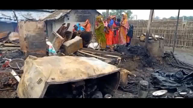 आजमनगर के दो अलग-अलग पंचायतों में आगजनी से कई परिवारों का घर पूरी तरह जलकर हुआ राख 