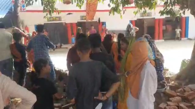 तरबगंज थाना क्षेत्र अंतर्गत ग्राम पंचायत रानी के मोतीराम पुरवा में गरीब की दबंगों ने गिराई दीवाल