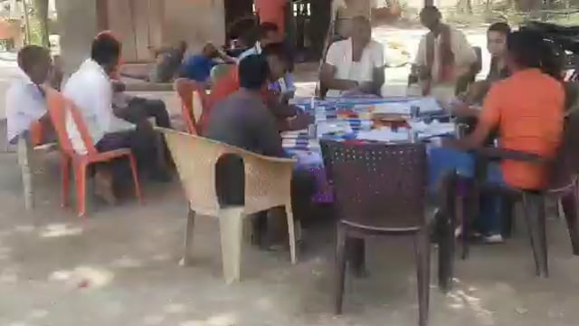 ग्राम पंचायत चौघड़िया के पाठक पुरवा में सर्व यूपी ग्रामीण बैंक कर्मचारियों ने कैंप लगाकर खोलें नए खाते