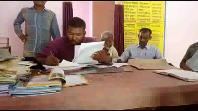 ई किसान भवन फलका में धान फसल लगाने को लेकर किसानों को दी गई जानकारी,