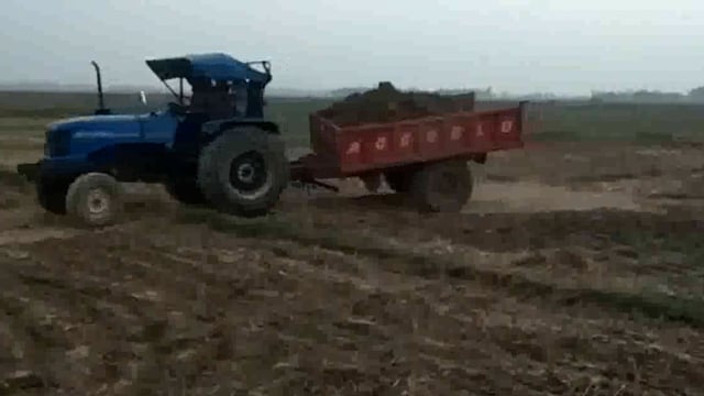 इटवा तहसील क्षेत्र के रेहरा गांव के पास पेट्रोल पम्प के सामने तालाब में हो रहा अवैध खनन जिम्मेदार बे खबर ।