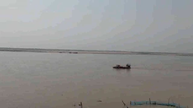 हर वर्ष कटाव से किसानों की उपजाऊ भूमि गंगा में हो रही विलेन