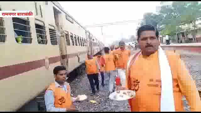 धर्म जागरण कार्यकर्ताओं ने रेल यात्रियों को मिष्ठान वितरण कर शीतल जल पिलाया ।