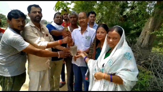 थरथरी पंचायत के थरथरी बाजार में  विश्व  पर प्रमुख चन्द्र भूषण सिंह उर्फ छोटे सिंह एवं थरथरी मुखिया कुमारी अनिता सिन्हा न