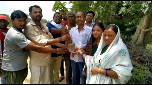 थरथरी पंचायत के थरथरी बाजार में  विश्व  पर प्रमुख चन्द्र भूषण सिंह उर्फ छोटे सिंह एवं थरथरी मुखिया कुमारी अनिता सिन्हा न