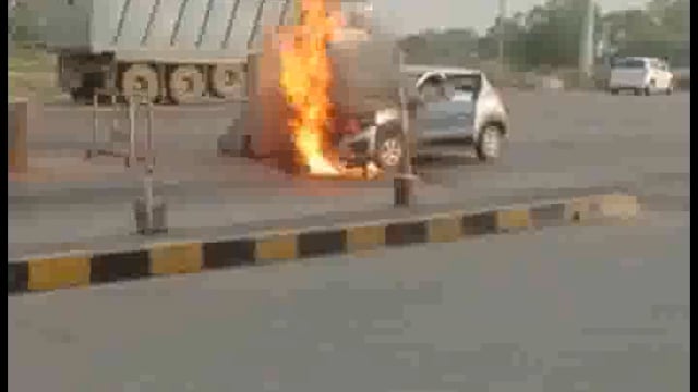 शहावपुर टोल प्लाजा के पास शॉर्ट सर्किट से कार में लगी भीषण आग धू-धू कर जली कार 