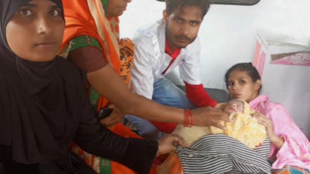 एम्बुलेन्स में गूंजी किलकारी,प्रसव पीड़ा बढ़ने पर एम्बुलेन्स में महिला ने नवजात को दिया जन्म
