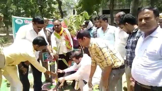 रामसनेही घाट मे राज्यमंत्री सतीश शर्मा ने मुख्यमंत्री योगी आदित्यनाथ के जन्मदिन पर किया वृक्षारोपण और मरीजों को बांटे फल