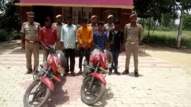 थाना दरियाबाद पुलिस द्वारा ऑटो लिफ्टर गिरोह का हुआ पर्दाफाश, पांच अभियुक्तों को चोरी की मोटरसाइकिल के साथ किया गिरफ़्तार