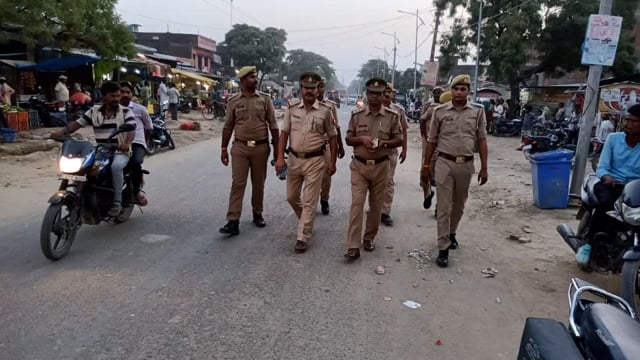 क्षेत्र में शांति व्यवस्था कायम रखने अपराधिक घटनाओं को रोकने के लिए त्रिलोकपुर पुलिस ने बिस्कोहर कस्बे में किया पैदलगस्त