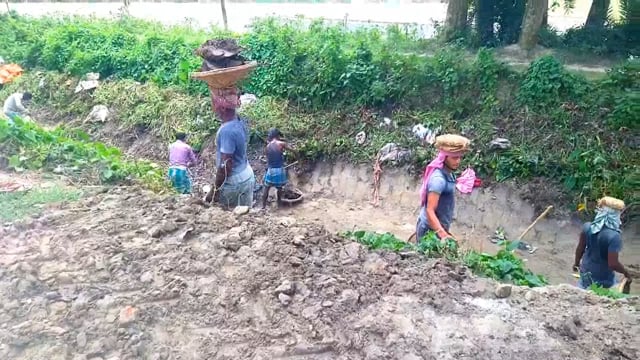 मनरेगा योजना के तहत बड़ी नहर में मिट्टी भाई कार्य का हुआ शुभारंभ,ग्रामीण सहित राहगीरों को आवागमन में होगी सुविधा