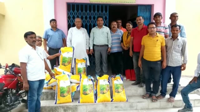 कोढ़ा ई किसान भवन में किसानों के बीच धान का बीज का वितरण किया गया बीज लेने पहुंचे पूर्व सांसद निखिल कुमार चौधरी।