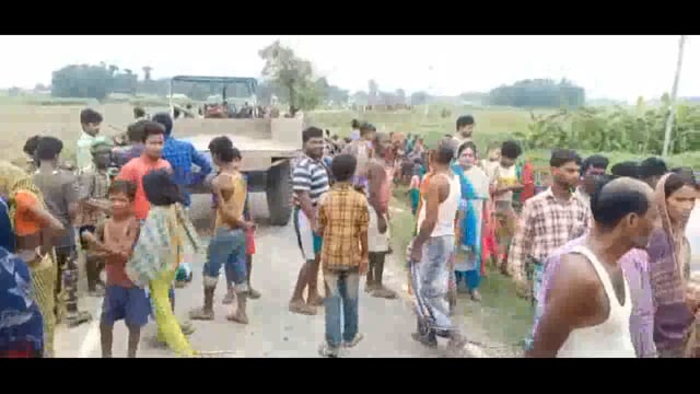 जोकड़ एवं देवगांव पंचायत के सीमा पर बांस झाड़ में अज्ञात अधेड़ का शव संदेहास्पद स्थिति में मिलने से गांव में सनसनी।