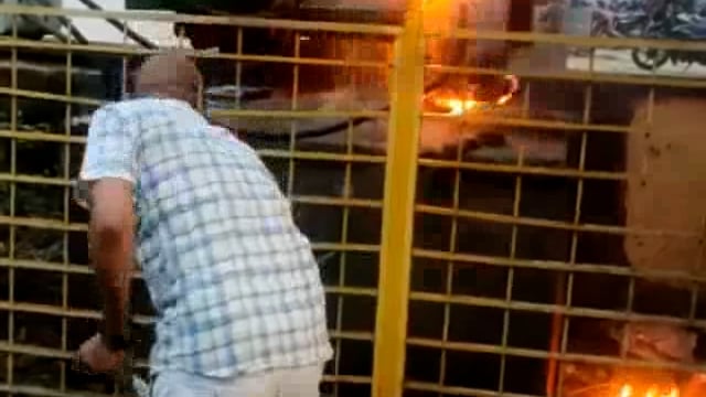 सिद्धार्थनगर जिले के उस्का थाने के पास ट्रांसफार्मर में लगी आग 