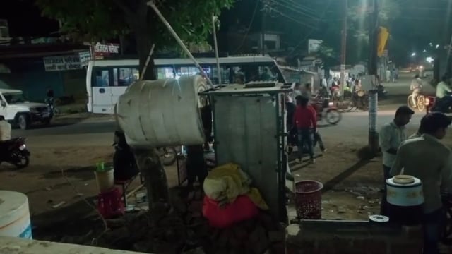 सिद्धार्थनगर के डुमरियागंज में लाखों के आरओ वाटर की मशीनें भ्रष्टाचार की भेंट चढ़ी हुई इस गर्मी में पीने पानी के संकट ।