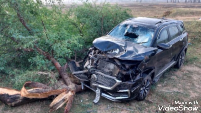 पेड़ से टकराई लग्जरी कार 4 लोग हुए घायल