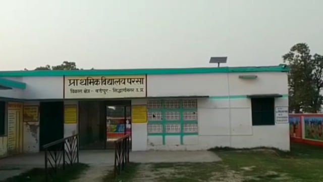 बर्डपुर विकास खण्ड के सिशहनिया गांव के ग्रामीण चंदा मांगकर कर रहे हैं सड़क व नाली निर्माण कार्य ।