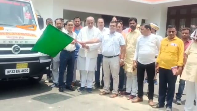 8 नई 108 एम्बुलेंस को सांसद व जिला अधिकारी ने हरी झंडी दिखाकर किया रवाना।