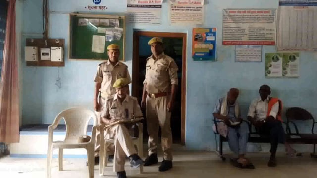 मिश्रौलिया पुलिस द्वारा क्षेत्र में पढ़ने वाले बैंकों के सामने संदिग्ध खड़े वाहन व व्यक्तियों की की गई चेकिंग ।