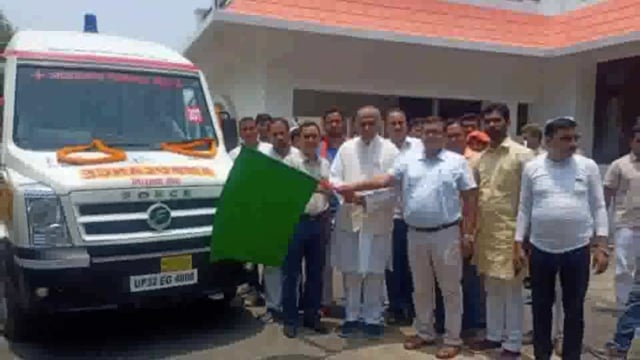 सिद्धार्थनगर जिले में मरीजों को बेहतर स्वास्थ्य सुविधा देने के लिए सांसद जगदंबिका पाल ने 14 एम्बुलेंस को दिखाई हरी झंडी।