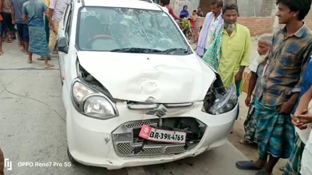 कोढ़ा प्रखंड के टिनपनीया चौक पर कार बाइक में हुई जोरदार टक्कर एक महिला जख्मी।