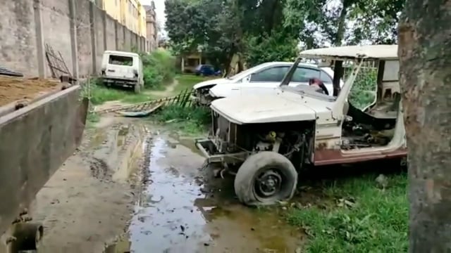 कोढ़ा के गेड़ाबाड़ी में नाली का गंदा पानी बहकर सड़क से घर तक पहुंच रहा है सालों से नहीं हुई है सफाई।