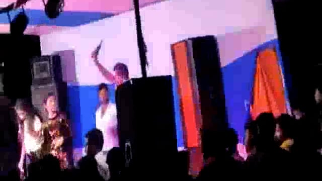 शादी समारोह के दौरान बार बालाओं के साथ तमंचे पर ठुमका लगाते युवक का वीडियो हुआ वायरल,थरथरी इलाके का मामला