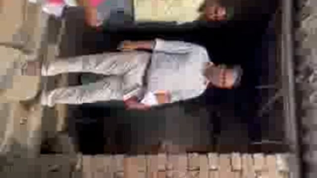 अब वीडियो साहब को देखिए ग्रामीणों ने कैसे घेरा और फिर क्या हुआ इनके साथ देखिए 