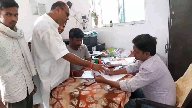 भट्टबिगहा के ग्रामीणों ने नियमित रूप से बिजली आपूर्ति का किया मांग, सौंपा आवेदन