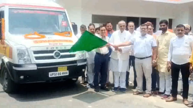 सांसद जगदम्बिका पाल ने किया एम्बुलेंस को हरी झण्डी दिखाकर रवाना 