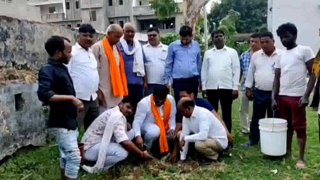 नगर पंचायत प्रतिनिधि की वृक्षारोपण हर किसी को एक पेड़ लगाने की अपील 