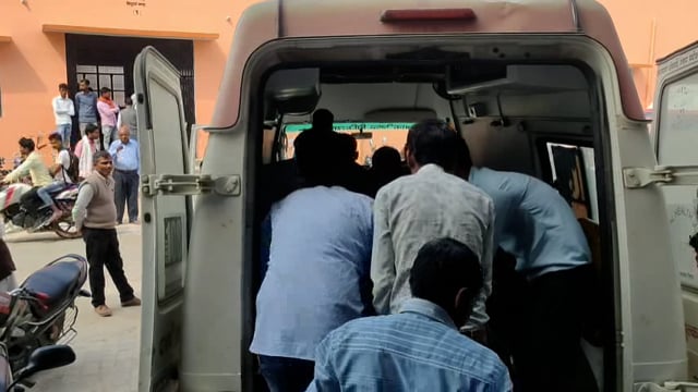 इटवा के रामपुर पाठक गांव से डडवा भैया गई बारात के लौटते समय मेहीहरदो में चालक के आंख लगने से पिकअप पलटी 3 जख्मी