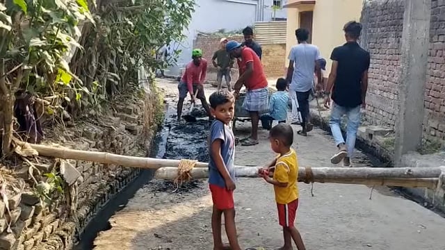 सफाई कर्मी की लापरवाही उजागर ग्रामीणों ने उठाया साफ-सफाई का जीम्मा 