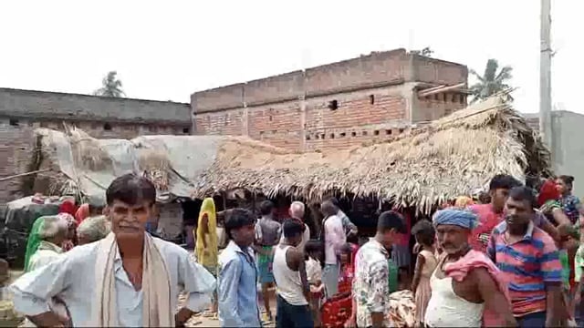 खरदौरी गांव में आम के पेड़ से गिरकर एक व्यक्ति की हुई मौत परिजनों में मचा कोहराम