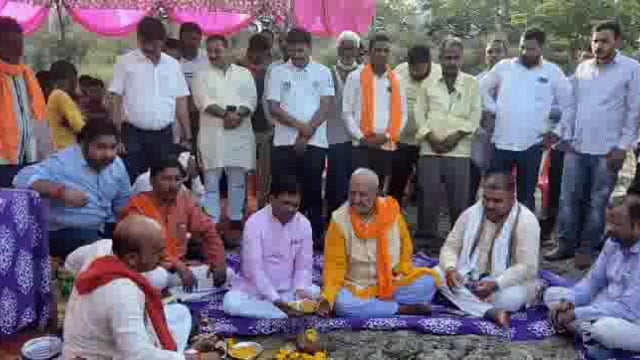 इसरौली गाव में सांसद व पूर्व विधायक द्वारा नाला सफाई कार्य का किया गया उद्घाटन मिलेगी जलभराव की समस्या से निजात