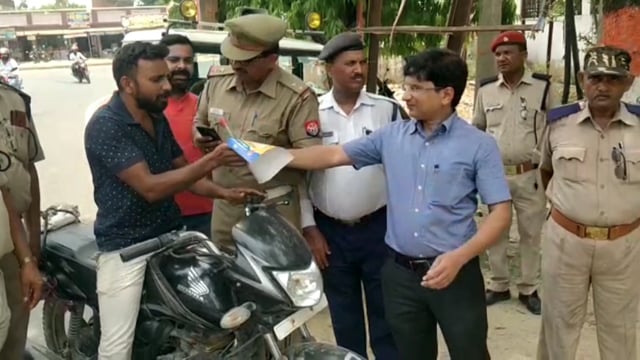 यातायात माह को लेकर एआरटीओ आशुतोष शुक्ला ने लोगो को गुलाब का फूल देकर यातायात के नियमो दी जानकारी।