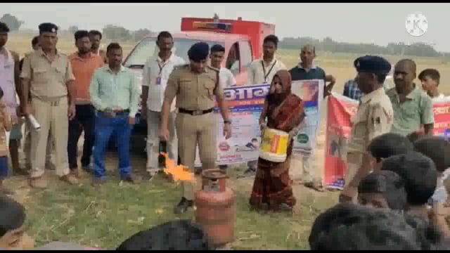 अग्निशमन पदाधिकारी फुल्लीडुमर ने  आग से बचाव हेतु ग्रामीणों को किया जागरूक