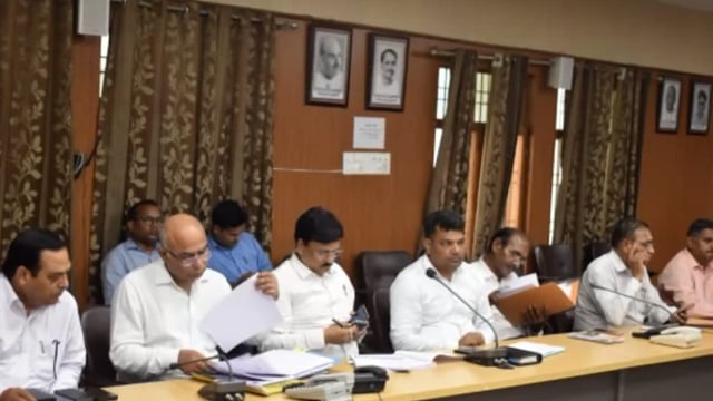 सिद्धार्थनगर जिला अधिकारी ने विकास कार्यों की समीक्षा बैठक की अधिकारियों को दिए कड़े निर्देश जल्द पूरा करें अधूरा कार्य।