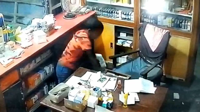 गोगरी के बड़ी चक स्थित मेडिसिन सेंटर से अज्ञात चोरों नें किया मोबाइल चोरी